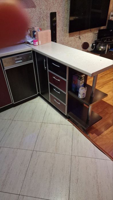 Кухня с фурна, съдомиална, мивка, микровълнова, аспиратор.