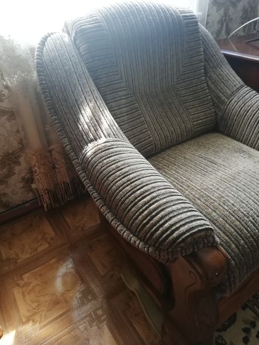 Продам с доставкой диван с креслом