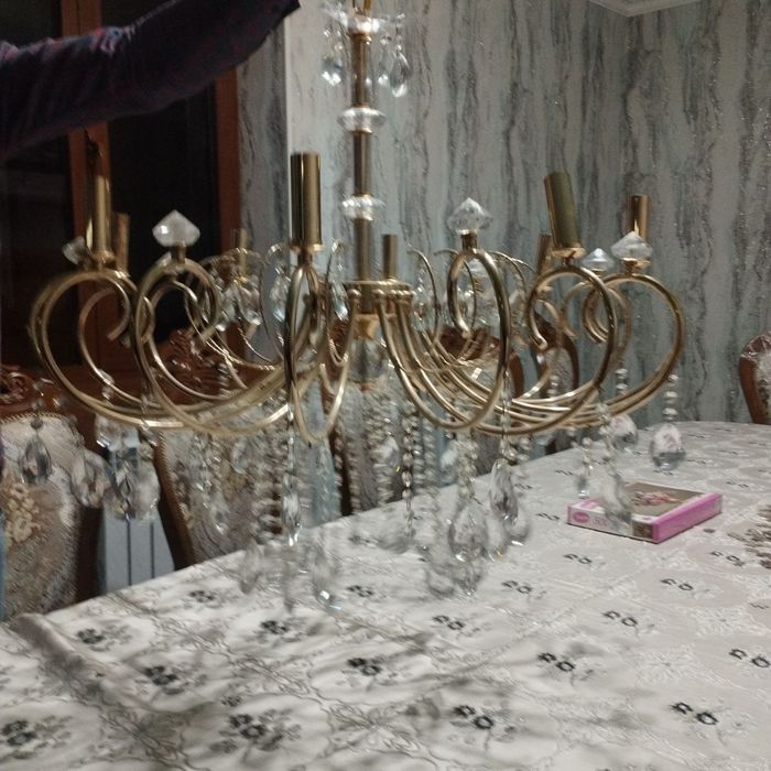Люстра сотилади.