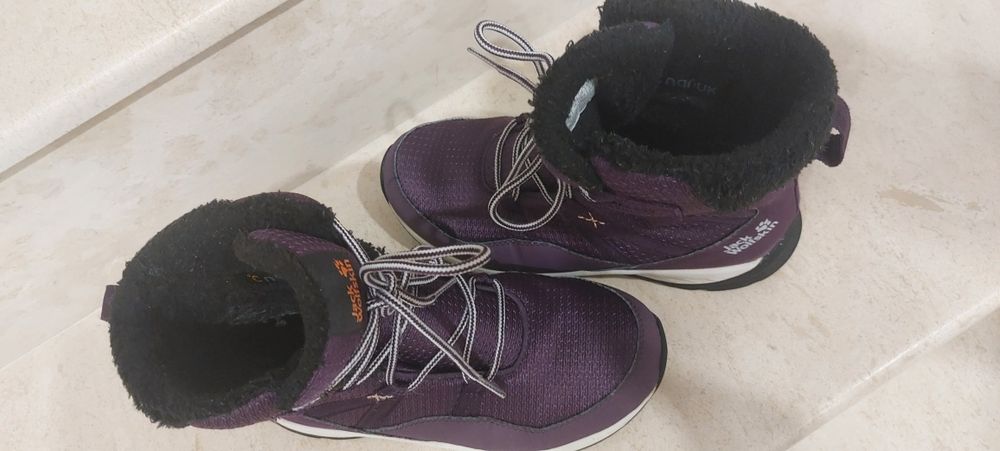 Детски зимни боти за момиченце.