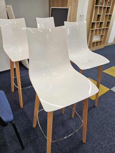 Дизайнерски бар стол в бял гланц