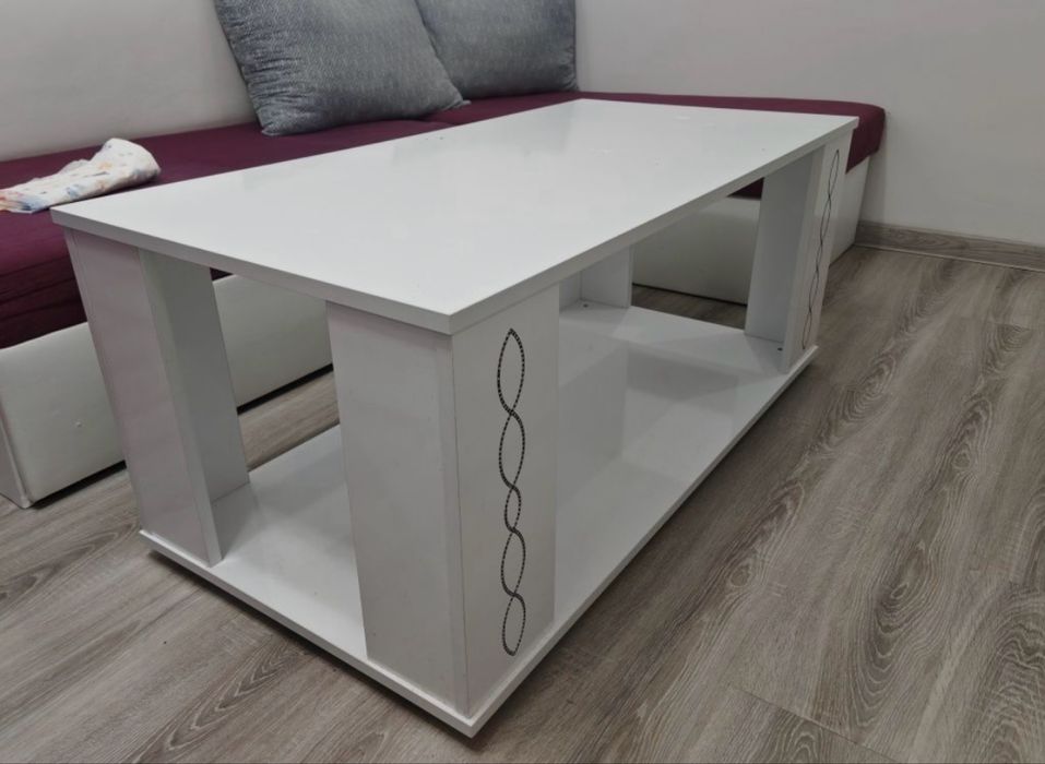 Бяла холна маса в много добро състояние