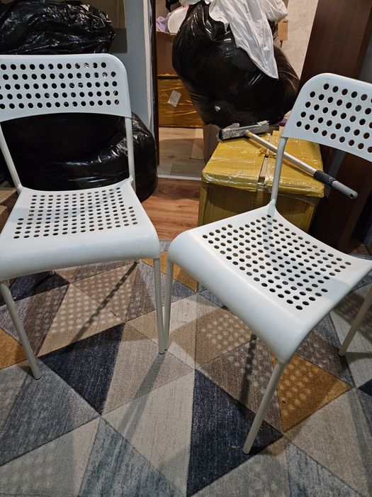 Вещи И стол и стулья