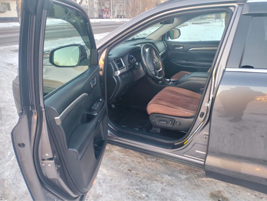 Продам TOYOTA HIGHLANDER 2018 года 3,5