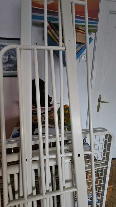 Vând ansamblu pat şi birou IKEA. Bonus: saltea aloe vera, cu memorie. În stare foarte bună. 800 lei