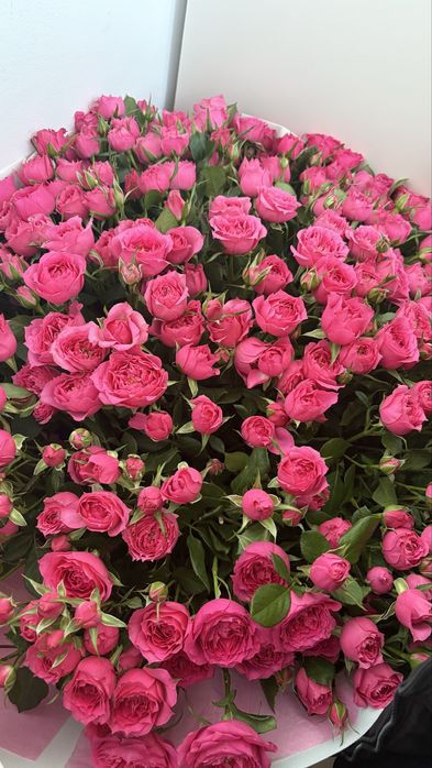 Огромный букет из кустовых роз.