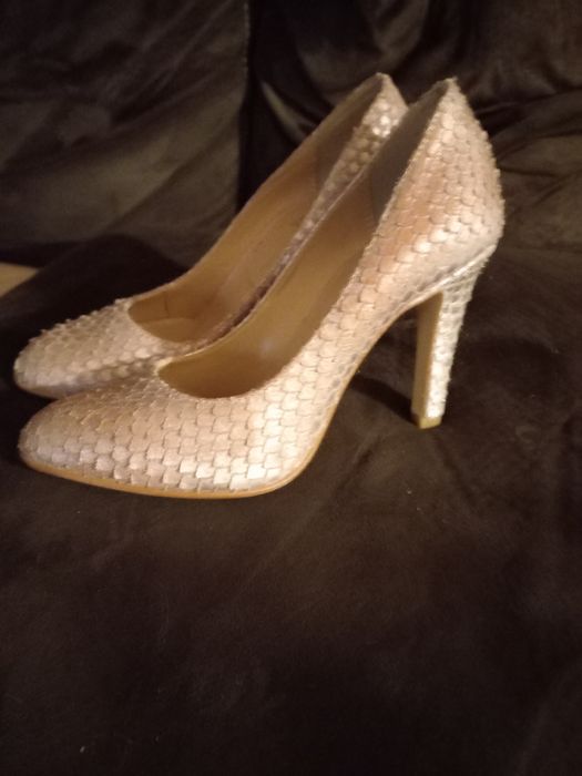 Обувки на висок ток