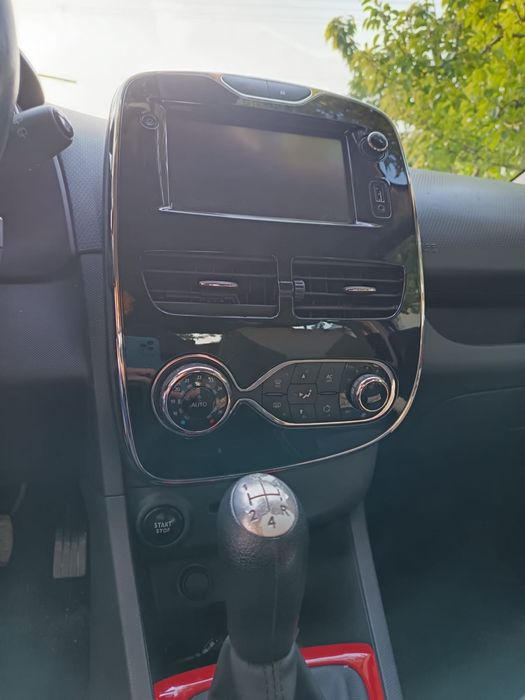 Renault Clio 4 cu volan rosu
