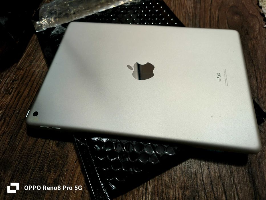 2020 Apple IPad 10.2 inch gen Wi-fi 32gb silver