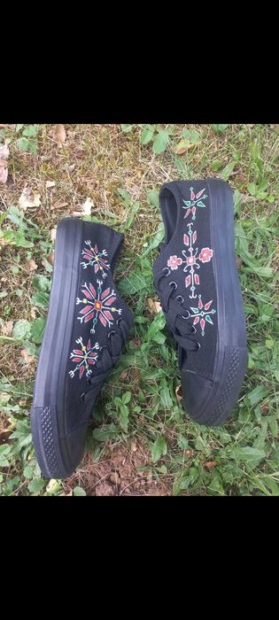 Ръчно рисувани кецове-българка