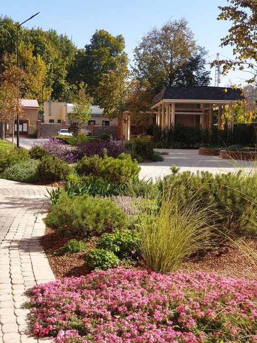 Уход за садами, благоустройство территории