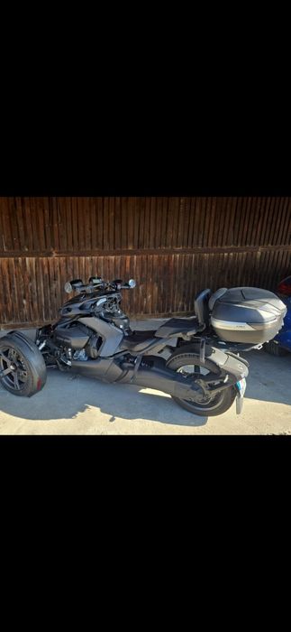 Top Case Lada GIVI  54 L Moto/Can Am Spyder  Ryker cu suport  OEM Isotta