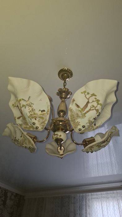 Продам люстру целая