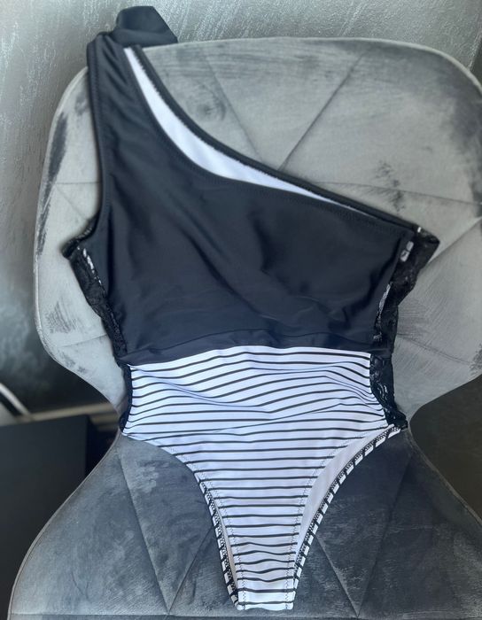 Бански с дантела