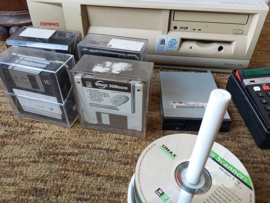 Стар компютър, дискове, дискети, периферия