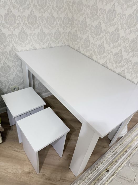 Стол и стулья сатылады