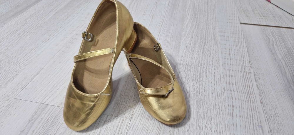 Эффектные туфли на шпильке со стразами