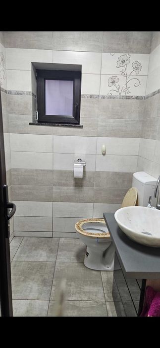 Închiriez casă în regim hotelier cu 3 camere si 3 bai.