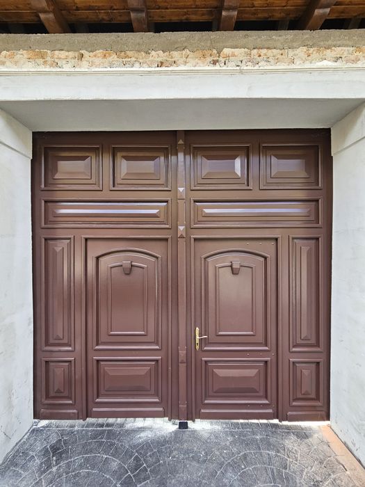 Porti din lemn doar pe comanda