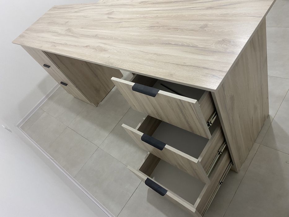 Стол рабочий в хорошом состояние