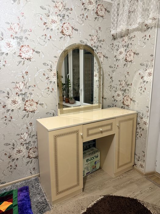 Комод с зеркалом