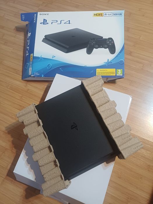 PS4 Slim + 2 Controllere + 2 Jocuri – Stare Foarte Bună