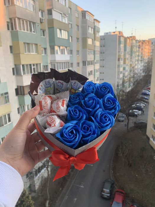 Aranjament cu flori si dulciuri