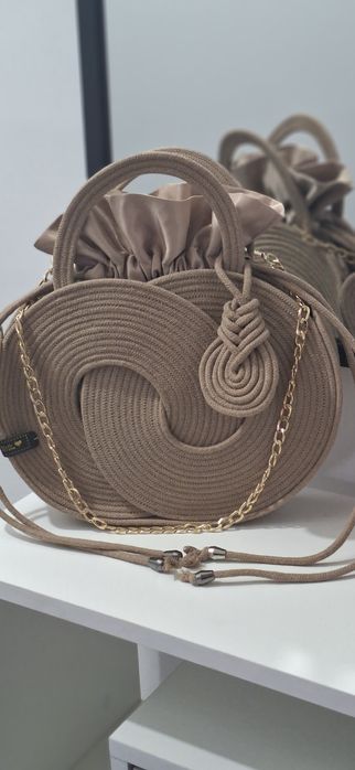 В продаже сумочки ручной работы.