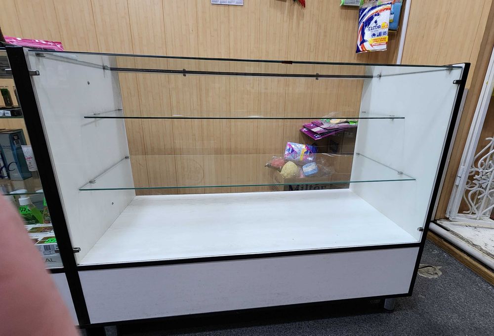 Продаются б/у шкафы, витрины-прилавки, полки для магазина.