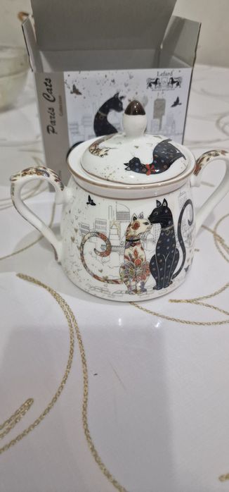 Продам сахарницу с крышкой-Фарфор