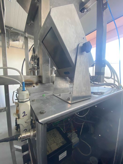 Пакетираща вертикално, тегловна машина за пакети от 1-4кг, почти нова