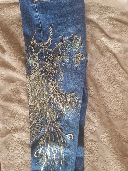 Дънки с бродерия