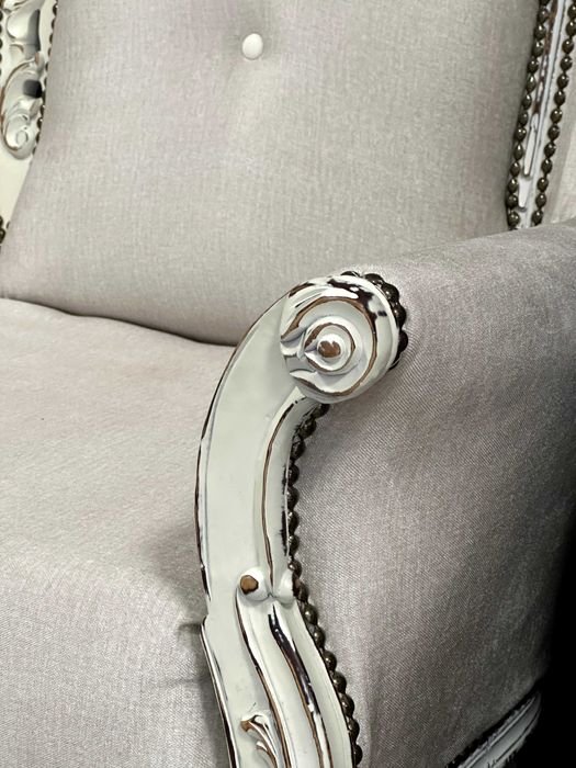 Бял античен диван