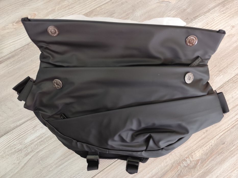 Черна спортна чантичка за кръст / гръб