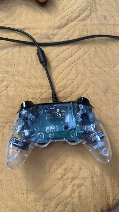 Ps controller работи за ps4/ps5 , без забележки в добро състояние , използван няколко пъти