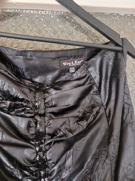 Пола черна официална.