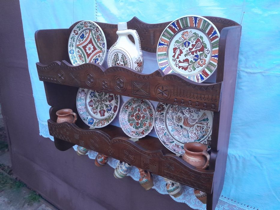 Vând blidar din lemn de tei sculptat cu 2 polițe