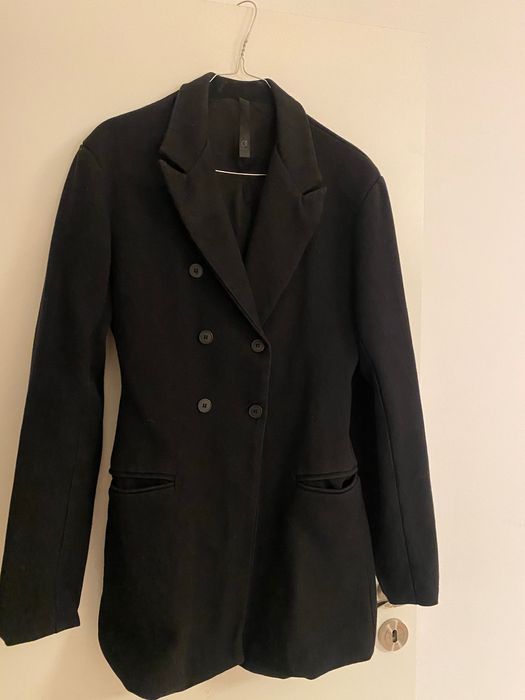 Вълнено сако на EVIS и риза на Zara