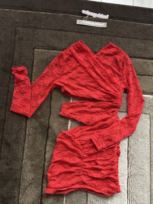 червена дантелена рокля