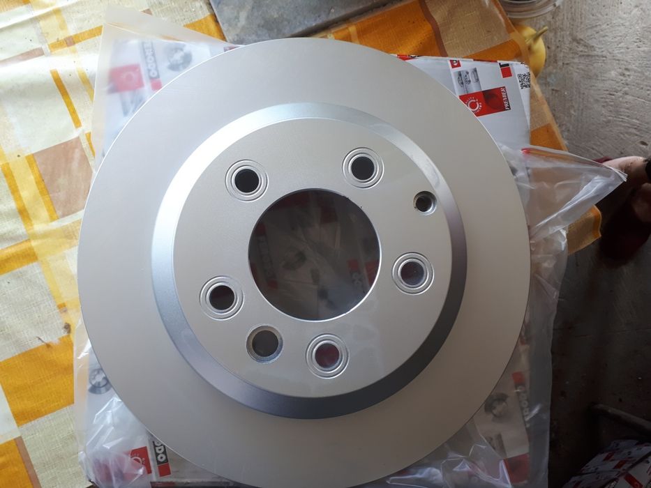 Продавам дискове  330 мм.Стават за Q 7,Порше