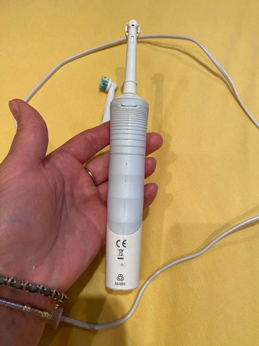Електрическа четка за зъби Орал би,Oral B