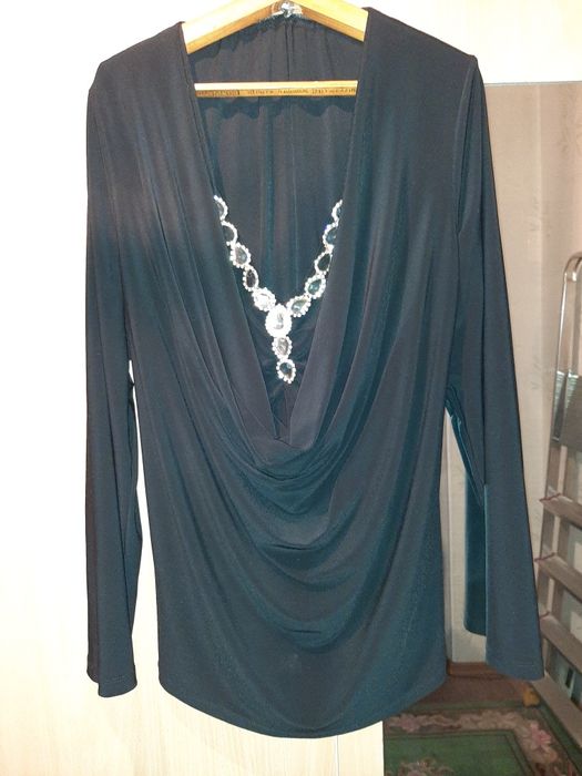 Женская одежда, чёрная кофта с украшением на груди