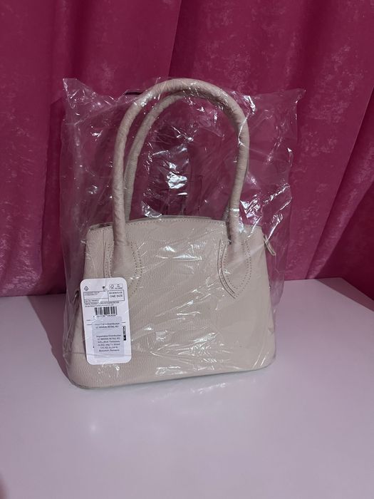 Бежова дамска чанта с етикет