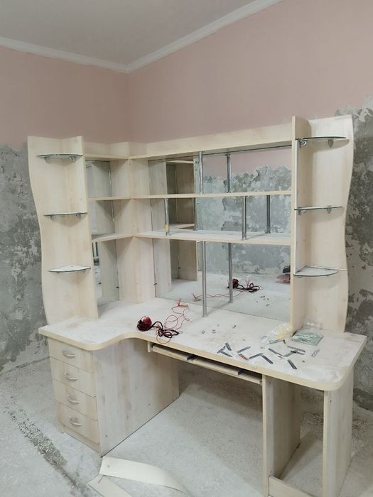 Eski mebel sotiladi компьютерный стол и 2 та кичкина шкаф