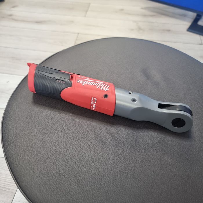 Amanet F28: Cheie cu clichet Milwaukee M12 FIR12