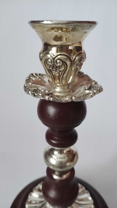 Красив стар свещник изработен от посребрен метал и дърво