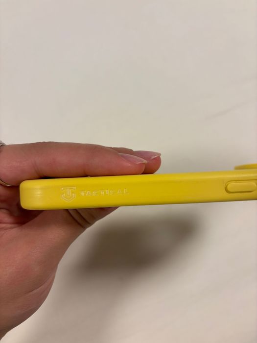 iPhone 15 жълт калъф