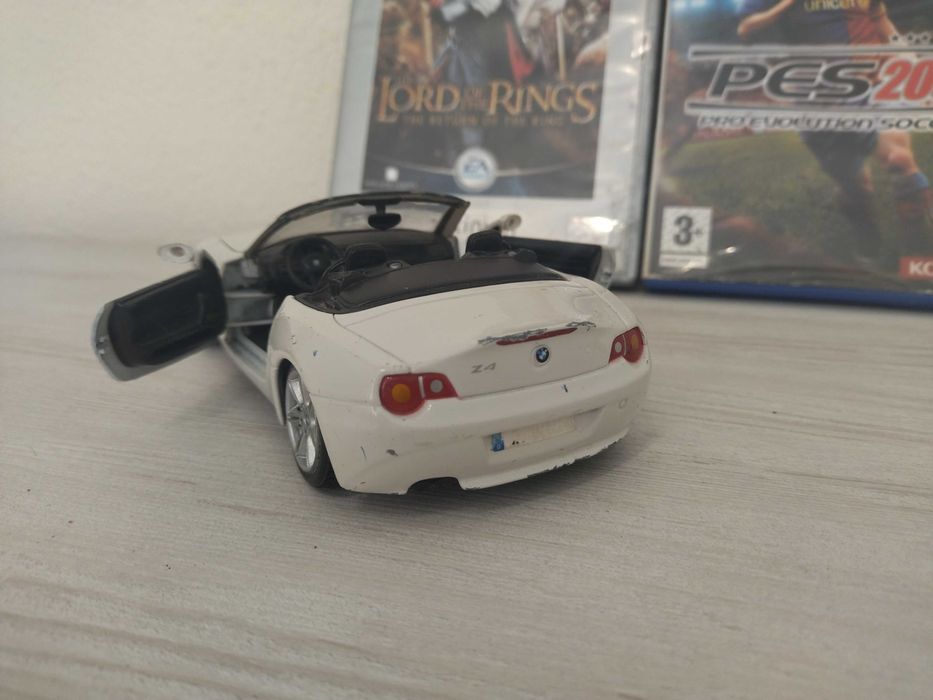 Метална количка BMW Z4 (1/24) + 2 бр. игри за Playstation 2 !!!