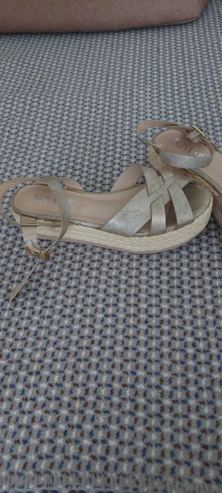 Vând sandale casual