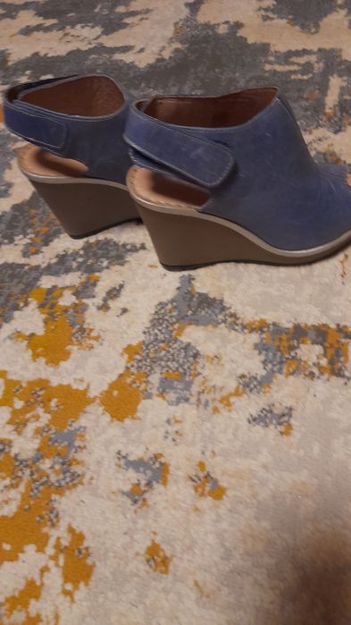 Pantofi din piele ce-i albastri sunt noi  150 lei  / cei bej 50 lei iar cei gri sunt nr 38  40 lei